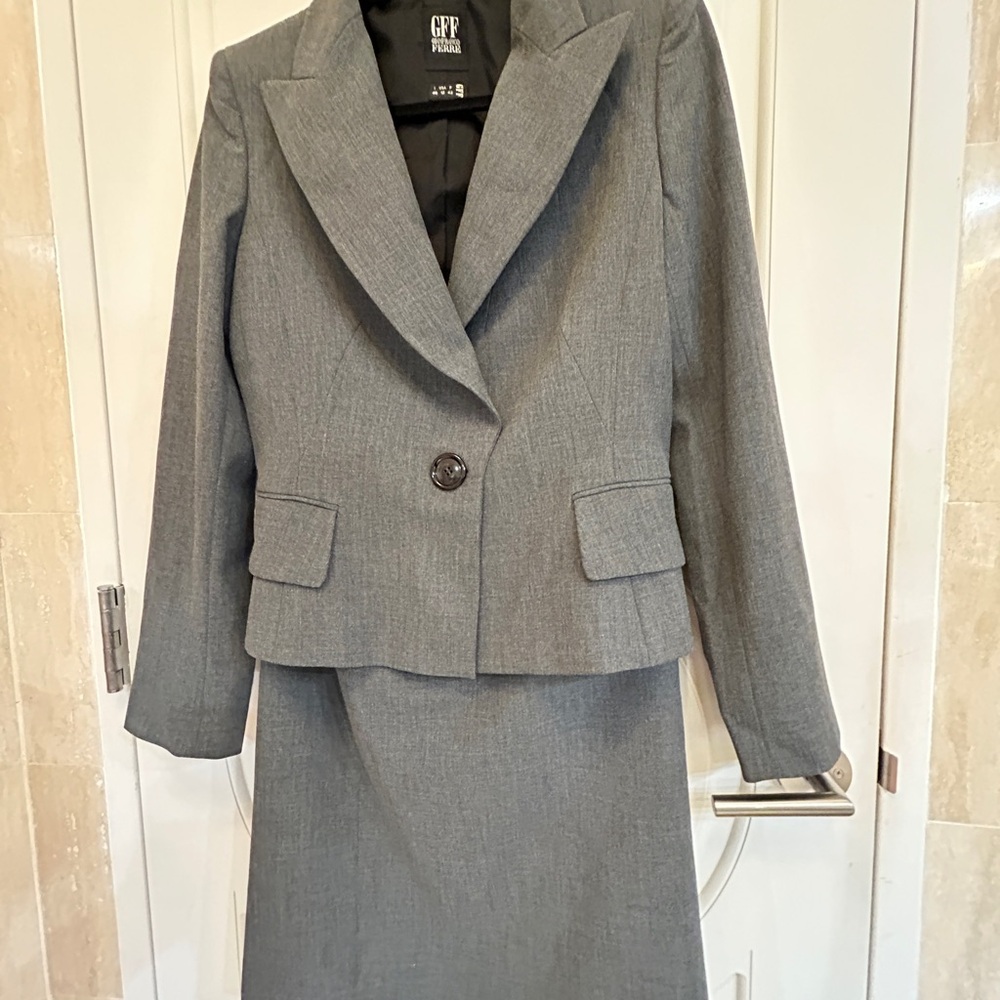 Women   Gianfranco Ferre  Two Piece Set  Size 10 Light Gray NEW
